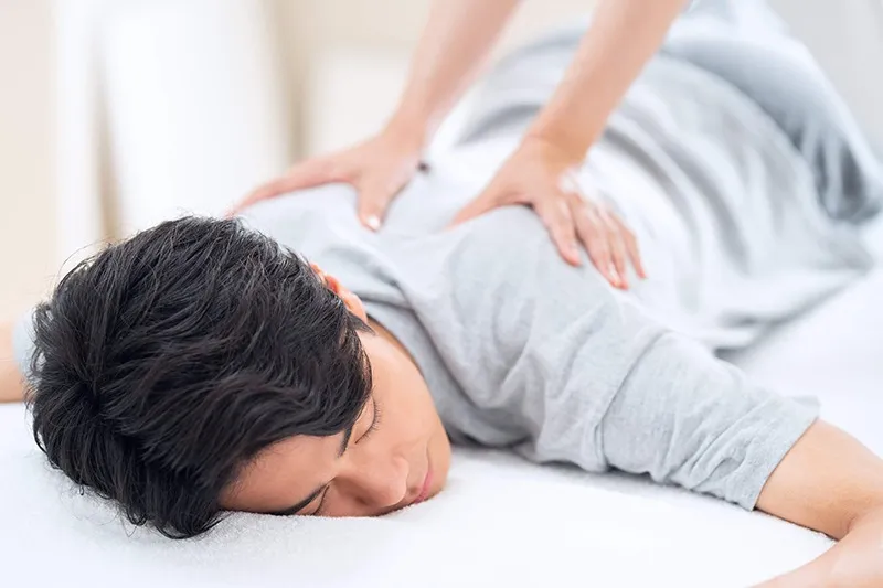 姿勢を整える肩甲骨はがしの施術